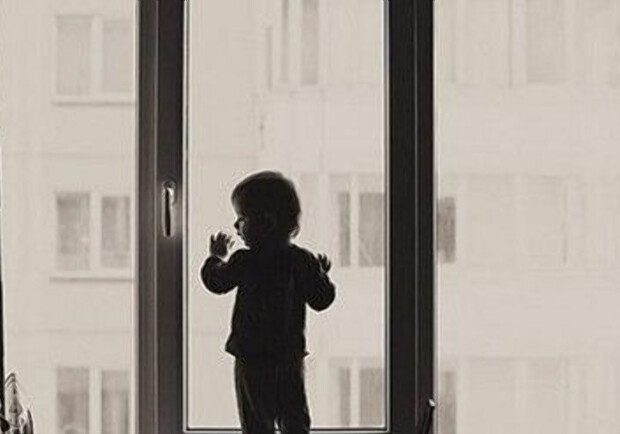 Облокотился на москитную сетку: в Одессе из окна пятого этажа выпал пятилетний ребенок. 