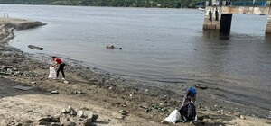 У Запоріжжі на березі Дніпра, де відійшла вода, влаштували прибирання
