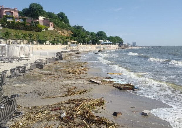 На нескольких пляжах Одессы и Одесской области снизилась соленость воды в Черном море. 