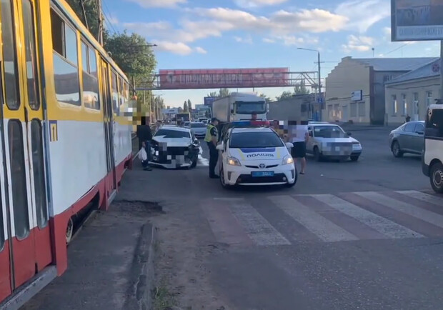 На Миколаївській дорозі сталася ДТП з маршруткою: постраждали троє людей. 