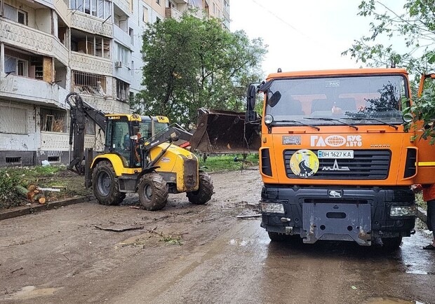 Коммунальщики ликвидируют последствия теракта в Одессе. 