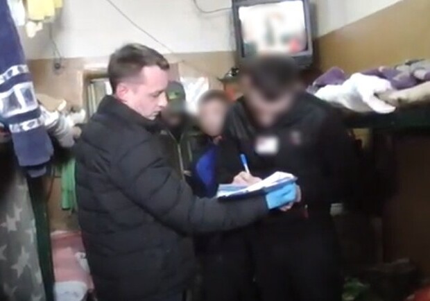 В Одессе заключенный продавал оружие прямо из СИЗО. 