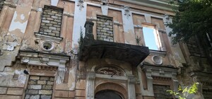 Пройшла епоха: в одеському парку Шевченка зносять пологовий будинок