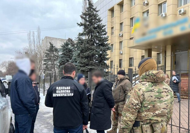 В Одессе помощник судьи за взятку "сливал" информацию о запланированных обысках. 