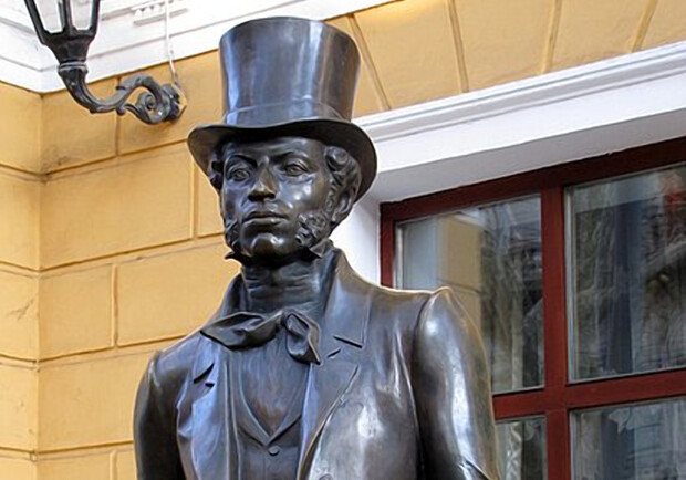 В центре Одессы разрисовали памятную табличку Пушкину. 