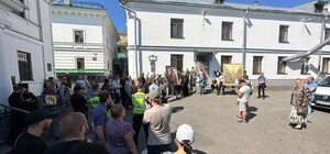 У Лавру в Києві знову прибула комісія Мінкульту, але віруючі не дали опечатати корпуси - відео