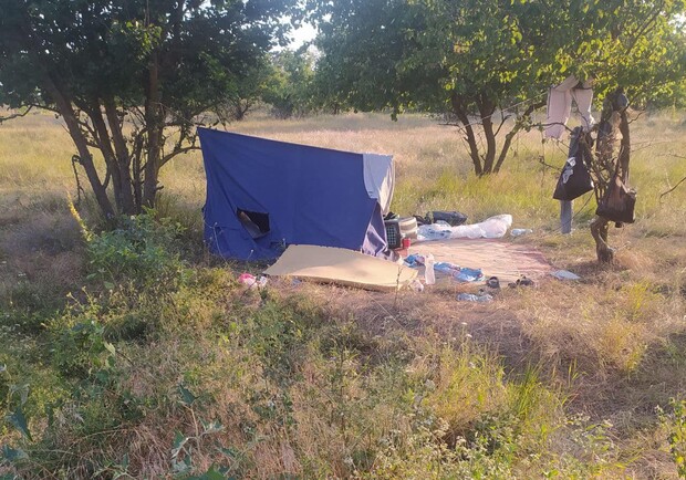 Выгнал арендатор жилья: под Одессой в палатке живет беженка из Николаевской области. 