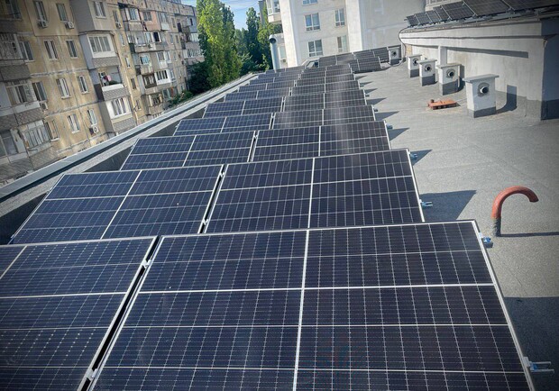 В Одесі на даху дитячої поліклініки збудували сонячну електростанцію - фото