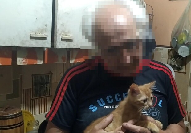 В Одесі поліцейські викрили літнього закладника: він позував поліцейським із кошеням. 