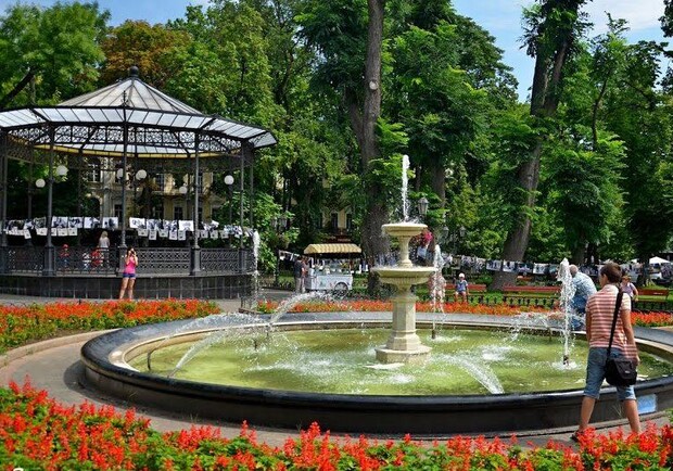 В Одессе мужчина решил искупаться в фонтане Горсада и повредил его. 