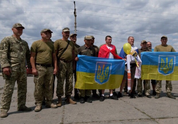 Провели 15 месяцев в плену: в Одесскую область вернулись пограничники, защищавшие остров Змеиный (видео). 