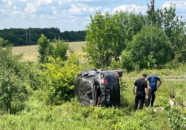 В Одесской области на железнодорожном переезде перевернулся внедорожник: есть пострадавшие. 