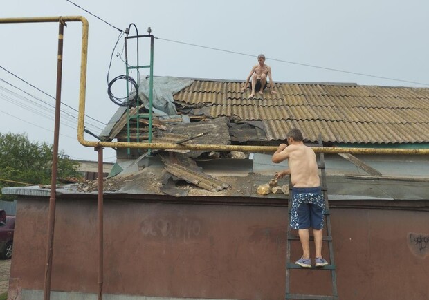 Одеські патрульні показали перші хвилини з місця падіння уламків ракети. 