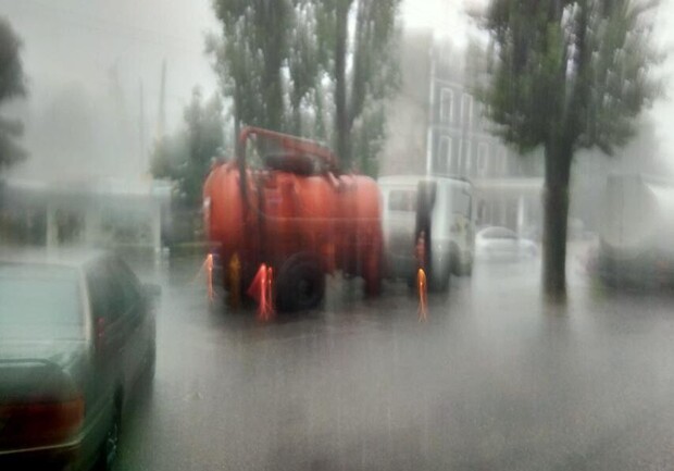 Через зливу в Одесі затопило ряд вулиць та зупинилися трамваї. 