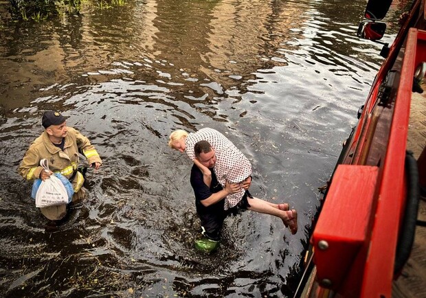 В Одессе из-за непогоды затопило один из районов города и попадали деревья. 