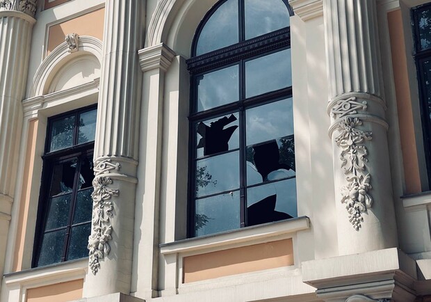 Отримай відповідь: куди звертатися до Одеси, якщо вилетіли вікна після обстрілу. 