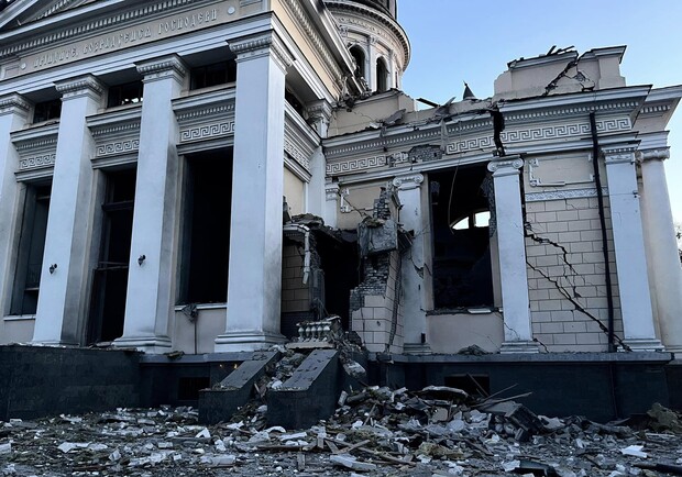 Зруйновані собор і житлові будинки, є загиблий та поранені: подробиці нічної атаки на Одесу. 