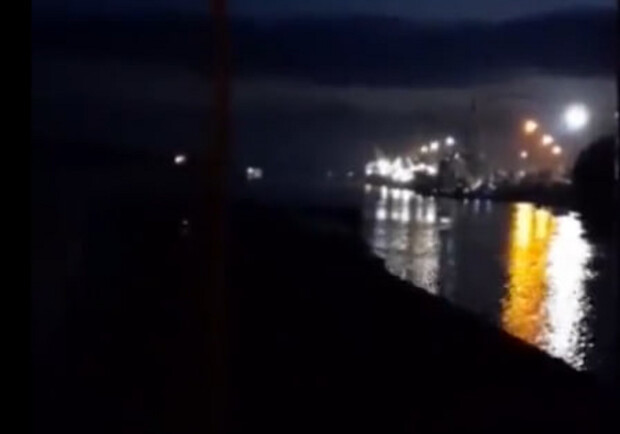 Румынские пограничники сняли на видео обстрел Рени в Одесской области: в порту было шесть их суден. 