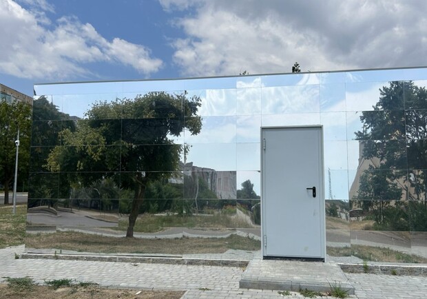 На Одещині вже другий рік не можуть добудувати знаменитого дзеркального туалету. 