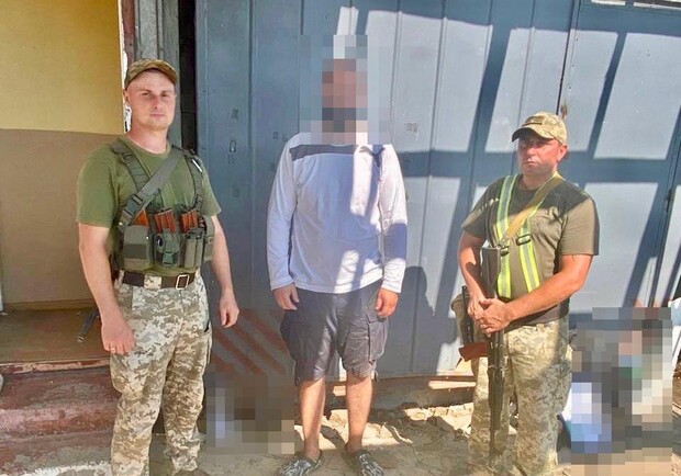 В Одесской области на границе с Молдовой задержали мужчину во время попытки дать взятку. 