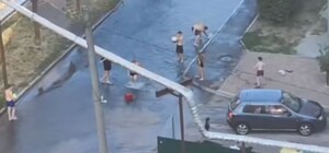 У Дніпрі на вулиці Сухомлинського уже більше доби із-під асфальту тече річка