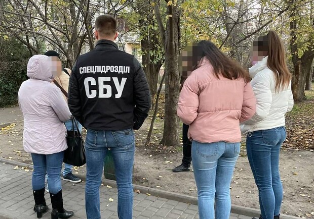 В Одесі до десяти років ув'язнення засудили шахрайку, яку нібито покривало САП. 