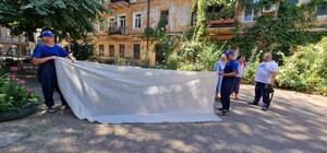 Через нічну атаку в Одесі розбито 1481 вікно: де отримати плівку