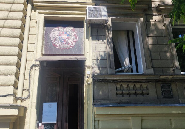 В Одесі через російські обстріли постраждало консульство Вірменії. 