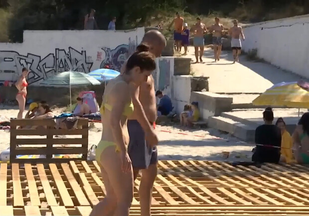 Скандал: на открытом пляже в Одессе ставят деревянный настил для гольфа. 