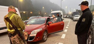 Полька намагалася вивезти 32-річного українця у Польщу, накривши його ковдрою – фото 