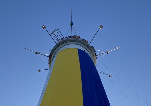 В Одессе отмечают День Государственного флага и возвели его на маяк. 