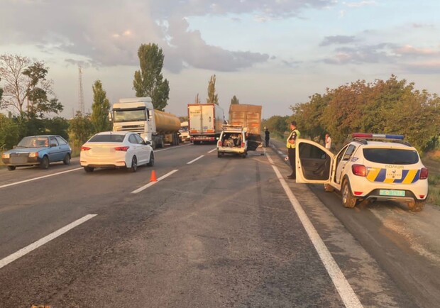 На трассе Одесса — Рени столкнулись легковушка и грузовик: пострадали пять человек, в том числе трое детей. 
