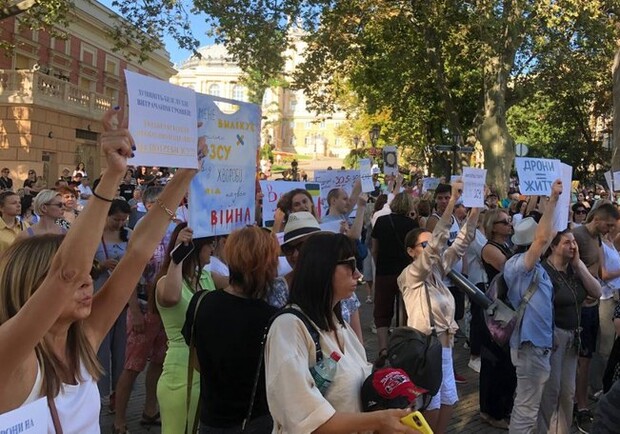 Митинг в День города: в Одессе под зданием мэрии проходит пикет против тендеров на реконструкцию суда и ТЮЗа. 