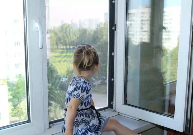 Сперлася на москітну сітку: в Одесі з вікна восьмого поверху випала маленька дівчинка. 