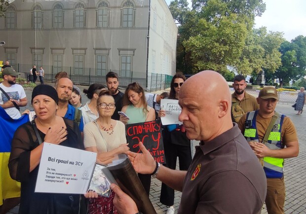 Восьмой день пикета из-за тендеров: к протестующим возле мэрии Одессы вышел Труханов. 