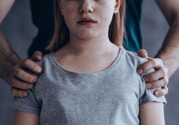 На Одещині за підозрою у зґвалтуванні 10-річної дівчинки затримали її 30-річного родича. 