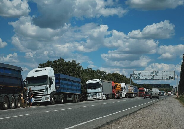 В Одесской области ограничили движение большегрузов на всех автомобильных дорогах. 