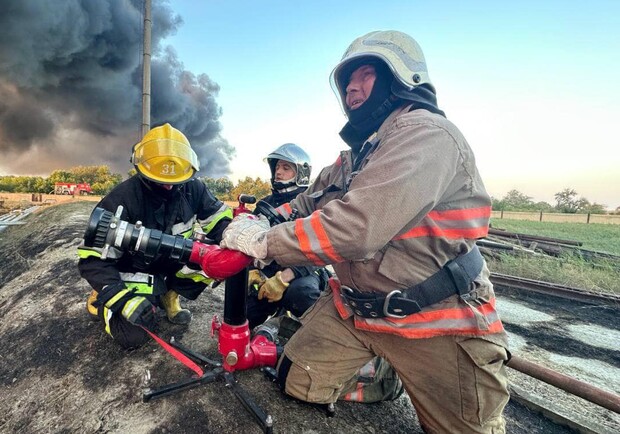 Рятувальники показали, як гасили пожежу після ворожих атак, сьогодні вночі в Ізмаїльському районі. 