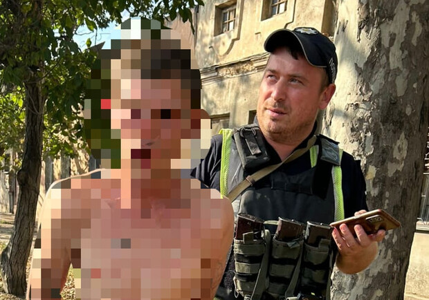 Один із пістолетом, інший із ножем: в Одесі затримали неадекватів - фото