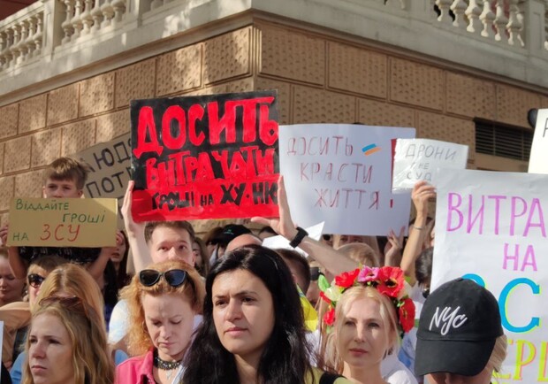 Под Одесской мэрией проходит очередной пикет против затратных тендеров во время войны. 