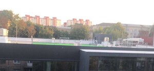 Берегите голову: в Киеве на крыше ТРЦ сделали футбольное поле