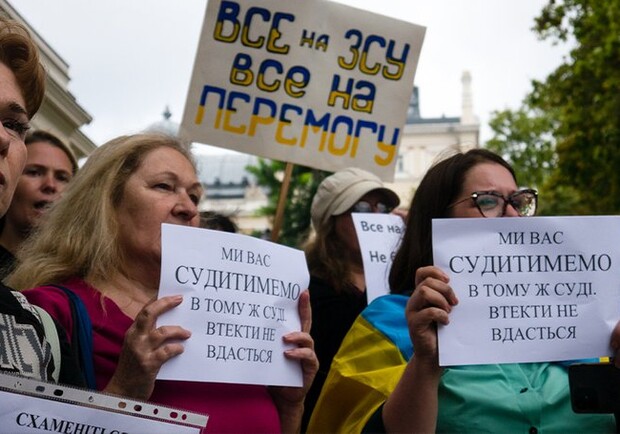 Под зданием Одесской мэрии снова проходит пикет против неуместных во время войны тендеров. 
