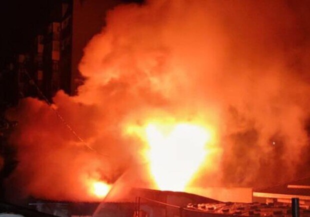 В центре Одессы загорелось здание c баром и хостелом. 
