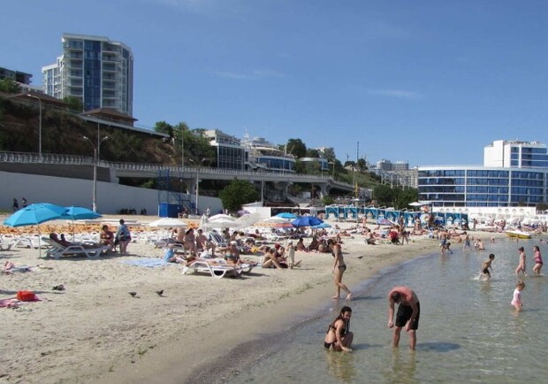 В Одесу наприкінці вересня повернулося літнє тепло – пляжі переповнені людьми. 