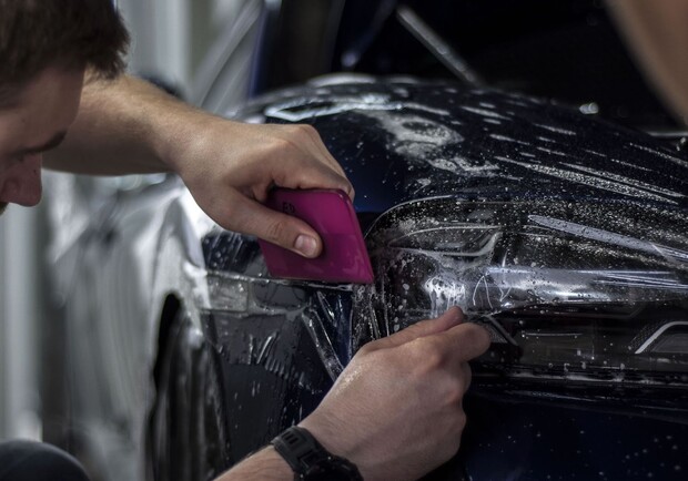 Антигравийная пленка: защита лакокрасочного покрытия вашего автомобиля от царапин и сколов - фото
