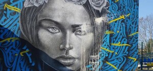 Поліція знайшла чоловіка, який облив фарбою патріотичний мурал у Бучі