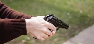 В Днепропетровской области мужчина устроил стрельбу: есть раненые