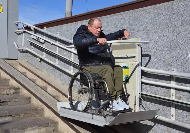 В Одессе заработали электрические подъемники для людей с инвалидностью. 
