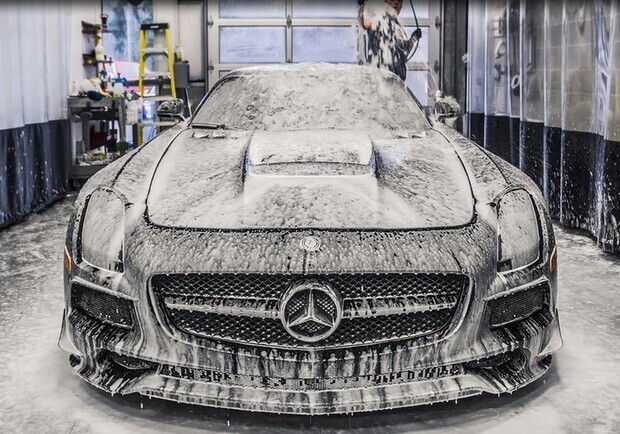 В Одессе работник автомойки "одолжил" Mercedes клиента: что ему будет. 
