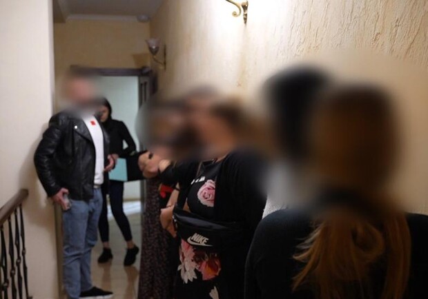 В массажном салоне Одессы задержали проституток - фото